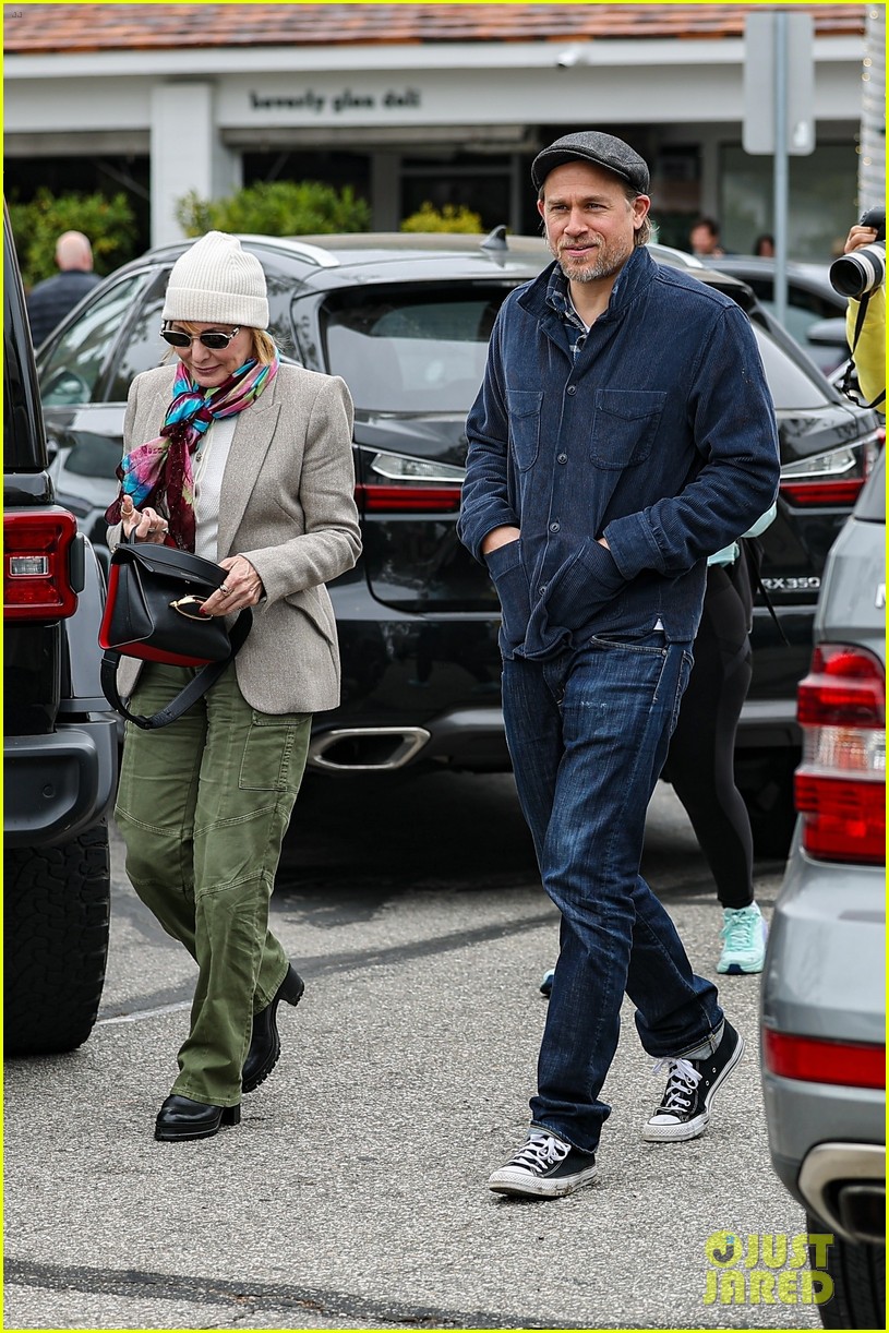 charlie-hunnam-grabs-lunch-with-his-mom-in-la-01.jpg