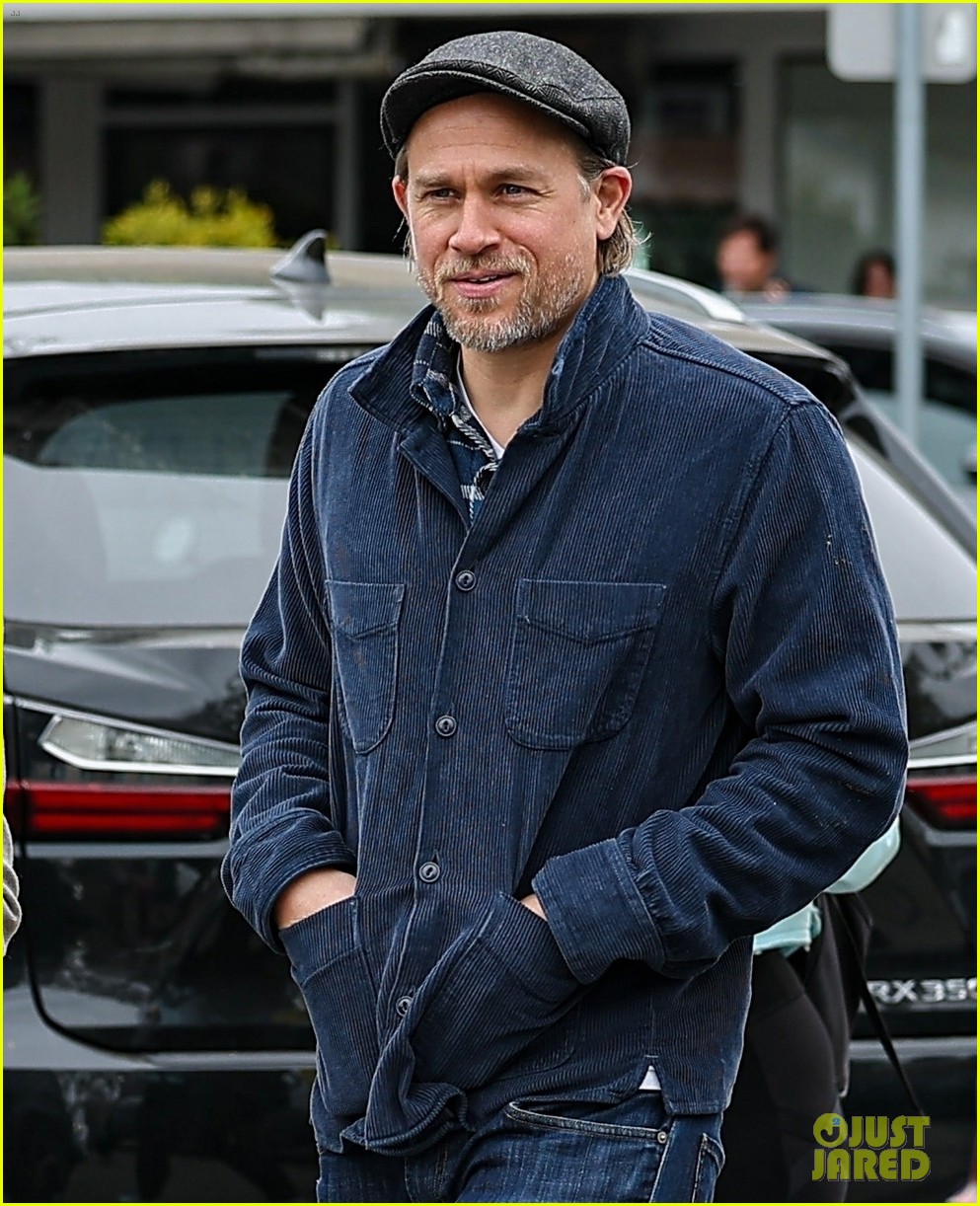 charlie-hunnam-grabs-lunch-with-his-mom-in-la-04.jpg