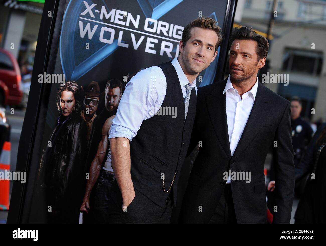 ryan-reynolds-l-et-hugh-jackman-arrivent-pour-la-projection-de-x-men-origins-wolverine-au-graumans-chinese-theatre-a-hollywood-los-angeles-ca-usa-le-28-avril-2009-photo-de-lionel-hahn-abacapress-c.jpg