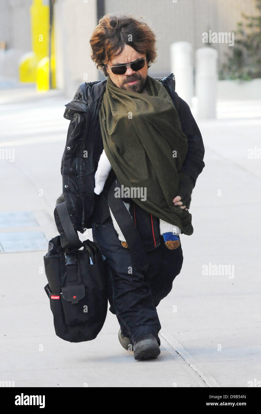 peter-dinklage-carrying-his-baby-daughter-as-he-arrives-at-his-manhattan-D9B54N.jpg