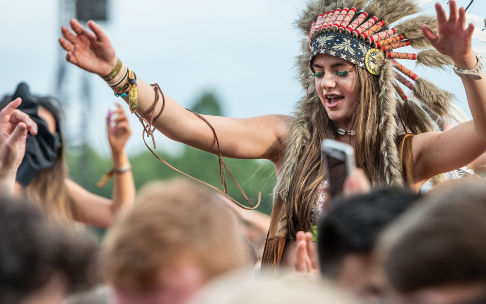 2015_41_glastonbury_headdress.jpg