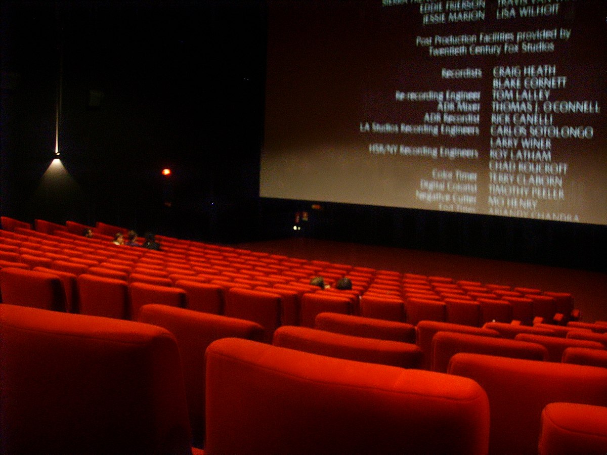 1200px-Interno_di_un_sala_da_cinema.jpeg