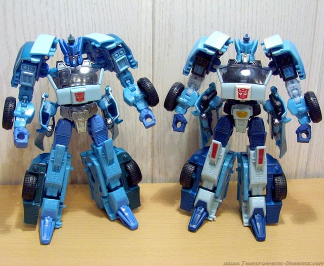 hasbro-vs-takara-tomy-v0-dy1mgmzr0u6d1.jpg