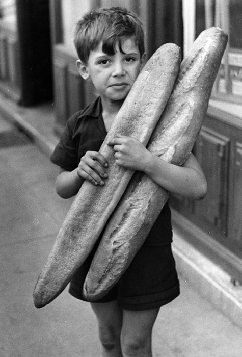 jean-ribiere-petit-garcon-avec-ses-baguettes-de-pain-grenoble-1955-475x700 (1).jpg